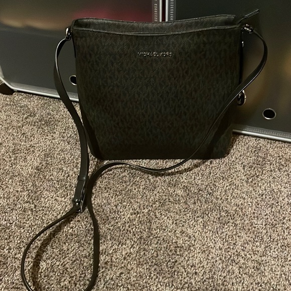 Gorgeous Micheal Kors Crossbody Large Satchel - Picture 1 of 4